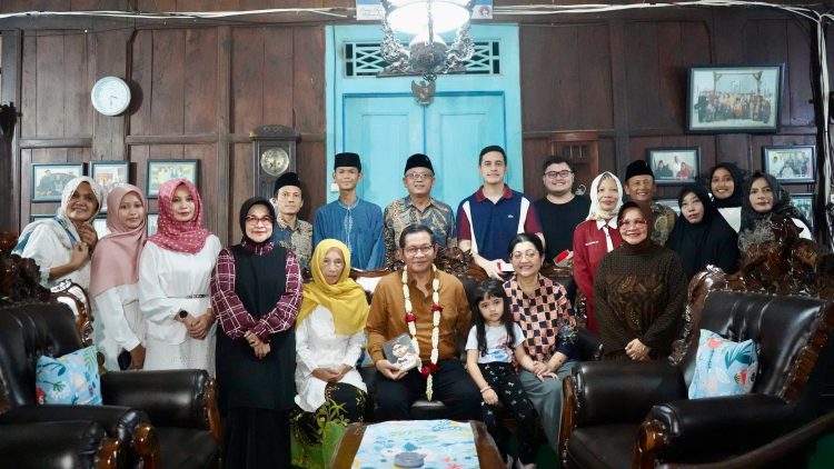Bersama Pak Pram dan Keluarga, Mas Dhito Berkunjung ke Ndalem Pojok