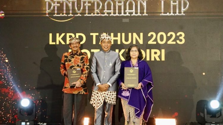 Pj Wali Kota Kediri Zanariah Terima LHP LKPD Tahun 2023, Kota Kediri Pertahankan Opini WTP Sepuluh Kali Berturut-turut