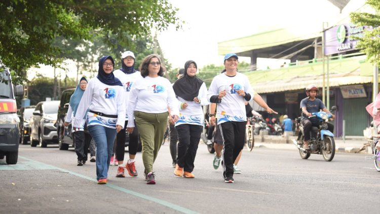 Pj Wali Kota Kediri Zanariah Lari Bareng Komunitas Pada Kediri’s Fun Run for 10th World Water Forum