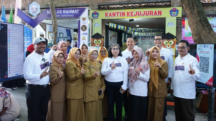Ajarkan Pencegahan Korupsi Sejak Dini, PJ Wali Kota Kediri Launching Kantin Kejujuran Aku Bangga pada Event Fantasi