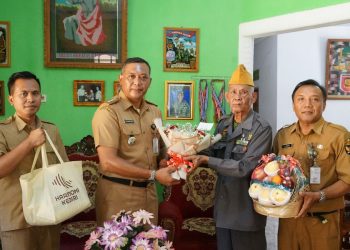 Peringati Hari Kebangkitan Nasional Pj Wali Kota Kediri Kirimkan Bucket Bunga, Buah dan Sembako bagi Perintis dan Janda Perintis