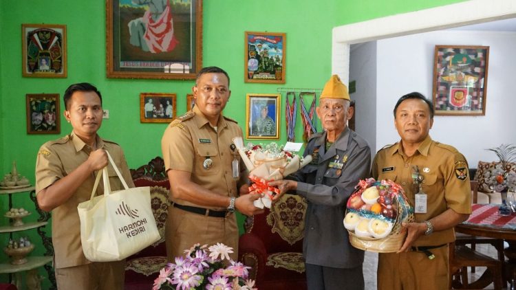 Peringati Hari Kebangkitan Nasional Pj Wali Kota Kediri Kirimkan Bucket Bunga, Buah dan Sembako bagi Perintis dan Janda Perintis