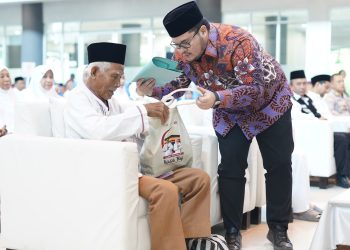 Diberi Bekal Sambal Pecel, Mas Dhito Minta Jamaah Haji Saling Menjaga di Tanah Suci
