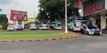 CJH Blitar Pingsan Saat Pesawat Isi Bahan Bakar . (foto/Bacaini)