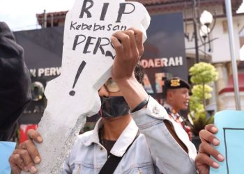 Tolak RUU Penyiaran, Jurnalis Blitar Raya Usung Batu Nisan RIP Kebebasan Pers di DPRD