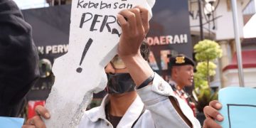 Tolak RUU Penyiaran, Jurnalis Blitar Raya Usung Batu Nisan RIP Kebebasan Pers di DPRD. (foto/Bacaini)