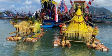 Larung Sembonyo, Upacara Labuh Laut Kebanggaan Nelayan Prigi Trenggalek. (foto/Bacaini)