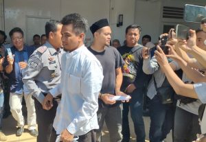 Pembebasan dua narapidana terorisme (kemeja putih dan peci hitam) di Lapas Kelas II A Kediri. Foto:bacaini/AK Jatmiko