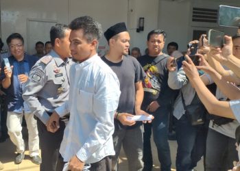 Pembebasan dua narapidana terorisme (kemeja putih dan peci hitam) di Lapas Kelas II A Kediri. Foto:bacaini/AK Jatmiko