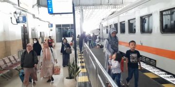 Ribuan Orang Nikmati Libur Waisak dan Cuti Bersama Melalui Stasiun Kediri. (foto/Bacaini)
