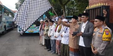 Mas Ipin Berangkatkan 530 Jamaah Calon Haji (JCH) Trenggalek. (foto/ist)