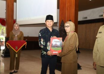 Serahkan SK Purnatugas, Ini Pesan Bupati Trenggalek kepada 83 PNS yang Masuki Pensiun