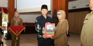 Serahkan SK Purnatugas, Ini Pesan Bupati Trenggalek kepada 83 PNS yang Masuki Pensiun. (foto/ist)