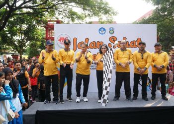 Pj Wali Kota Kediri Bersama Kepala Dinas Pendidikan Provinsi Jawa Timur Berangkatkan Jalan Sehat Peringati Hari Kebangkitan Nasional dan Hari Pendidikan Nasional