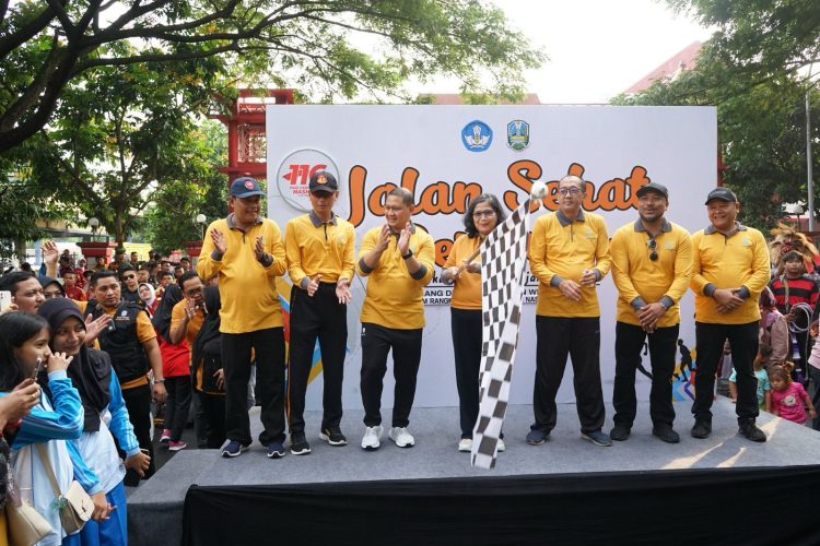 Pj Wali Kota Kediri Bersama Kepala Dinas Pendidikan Provinsi Jawa Timur Berangkatkan Jalan Sehat Peringati Hari Kebangkitan Nasional dan Hari Pendidikan Nasional