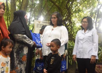 Pj Wali Kota Kediri Serahkan PMT Pada Balita Stunting dan Ibu Hamil KEK dalam Kampanye Gemarikan