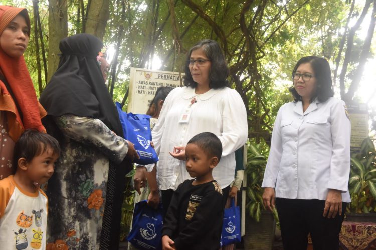Pj Wali Kota Kediri Serahkan PMT Pada Balita Stunting dan Ibu Hamil KEK dalam Kampanye Gemarikan