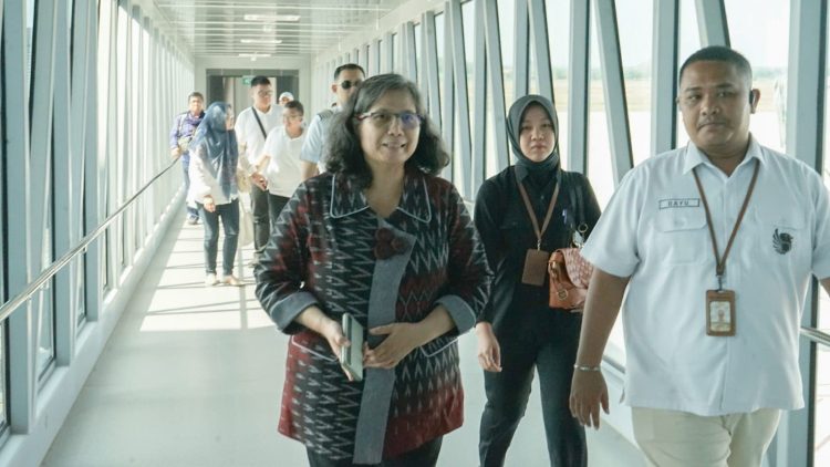 Pj Wali Kota Kediri Zanariah Jadi Penumpang First Landing Rute Balikpapan-Kediri di Bandara Internasional Dhoho Kediri