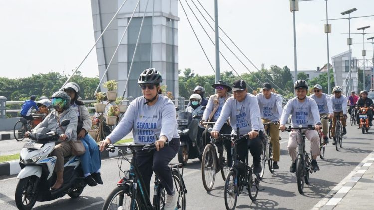 Peringati Hari Sepeda Dunia, Pj Wali Kota Kediri Bersepeda Tinjau Salah Satu Sekolah Peduli Inflasi