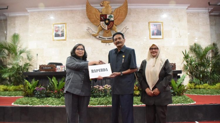 Pj Wali Kota Kediri dan DPRD Kota Kediri Tandatangani Persetujuan Bersama Dua Raperda