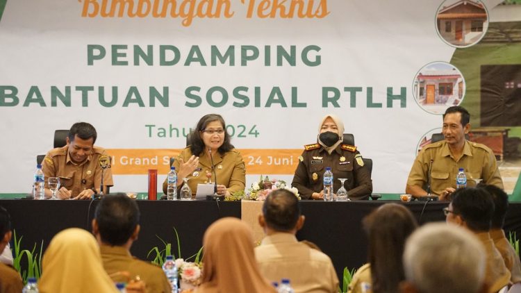 Pj Wali Kota Kediri Zanariah Beri Arahan Bimtek Pendamping Bansos untuk Rehabilitasi Rumah Tidak Layak Huni