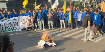 Aktivis Mahasiswa Kediri Bakar Ban Tolak Revisi UU Penyiaran. (foto:Bacaini)