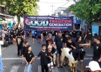 Warga Malang Rayakan Idul Adha dengan Arak Kambing dan Selipkan Doa Untuk Palestina