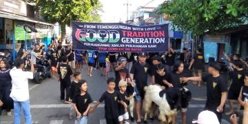 Warga Malang Rayakan Idul Adha dengan Arak Kambing dan Selipkan Doa Untuk Palestina. (foto/Bacaini)
