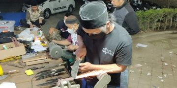 Sambut Idul Adha, Ponpes Lirboyo dan IBCK Buka Jasa Asah Belati Gratis. (foto/Bacaini)