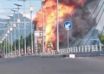 Jembatan Brawijaya Kediri Terbakar: Api Muncul dari Bawah