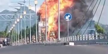 Jembatan Brawijaya Kediri Terbakar: Api Muncul dari Bawah. (foto/ist)