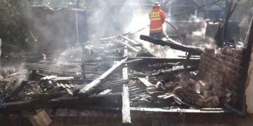 Nestapa Junaidi Warga Nganjuk, Pulang Petik Bawang Rumah Ludes Terbakar. (foto/Bacaini)