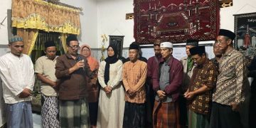 Laskar Santri Tandatangan Petisi Dukung Kiai Marzuki Maju Pilgub Jatim. (foto/Bacaini)
