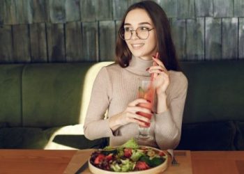 Langsung Minum Setelah Makan, Benarkah Buruk Untuk Kesehatan?