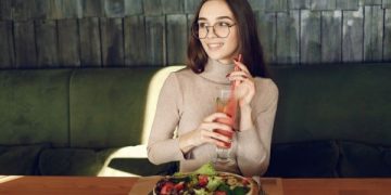Langsung Minum Setelah Makan, Benarkah Buruk Untuk Kesehatan?. (foto ilustrasi/freepik)