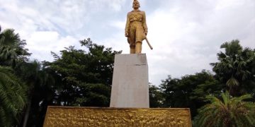 Patung Mayor Bismo di alun-alun Kota Kediri. foto: istimewa
