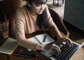 Cara Mudah Menambang Cuan dari Menulis Novel Online