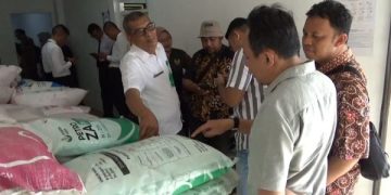 Petugas Gabungan Tiba-tiba Sidak Pupuk di Kota Kediri, Ada Apa?. (foto/Bacaini)