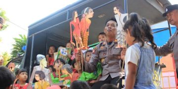 Polisi Kediri Ndalang Wayang Karton Kampanye Anti Bullying. (foto/Bacaini)