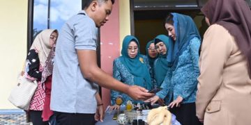 Novita Hardini Bertemu Pengerajin Batu Lumut Trenggalek yang Sudah Ekspor ke-10 Negara. (foto/Bacaini)
