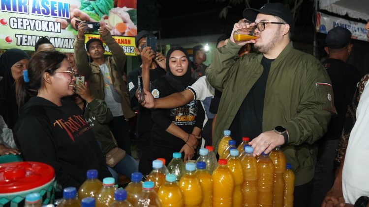 Hadiri Pencak Dor, Mas Dhito Fasilitasi Perizinan Pelaku UMKM di Desa Duwet