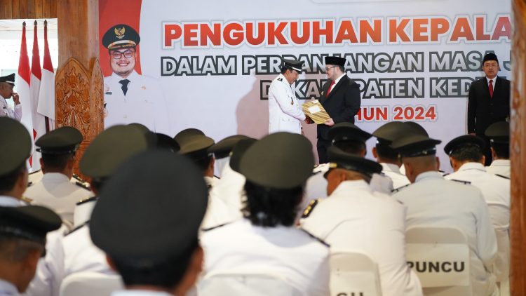 Serahkan SK Perpanjangan Jabatan, Pesan Bupati Dhito untuk Kades: Turun Ke Bawah!