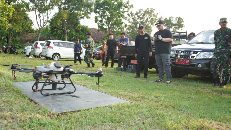 Tarik Minat Petani Milenial, Mas Dhito Beri Bantuan 5 Drone