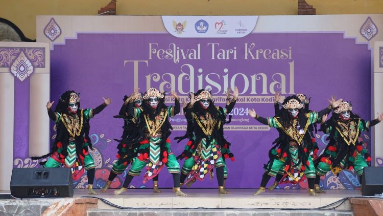 Buka Festival Tari Kreasi Tradisional, Pj Wali Kota Kediri Zanariah Harapkan Menjadi Wadah Pelestarian Seni Budaya Tradisional