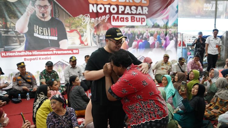 Dapat Beasiswa dan Bantuan Modal, Pedagang Ini Menangis Dipelukan Bupati Kediri. Foto : Dok. Pemkab Kediri