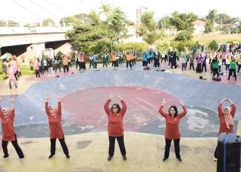 Pj Wali Kota Kediri Zanariah Senam Sehat Bersama Dharma Wanita Persatuan