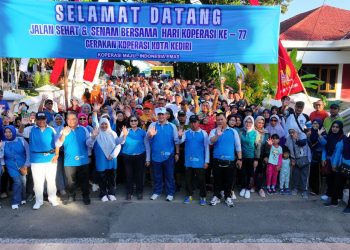 Pj Wali Kota Kediri Zanariah Berangkatkan dan Ikuti Jalan Sehat Hari Koperasi ke-77
