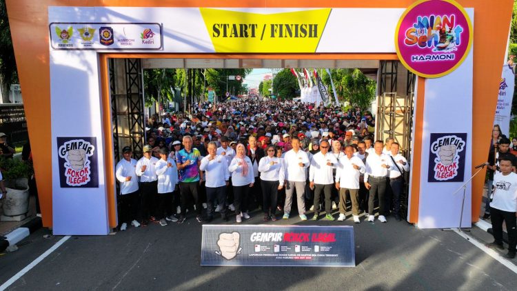 Pj Wali Kota Kediri Zanariah Berangkatkan Jalan Sehat Harmoni. Foto : Dok. Pemkot Kediri