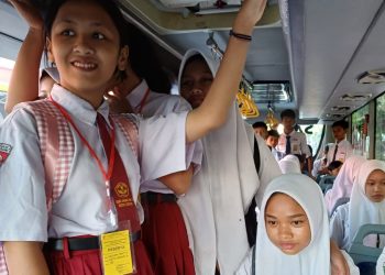 Bus Sekolah Kota Kediri Diserbu Para Pelajar pada Hari Pertama Sekolah