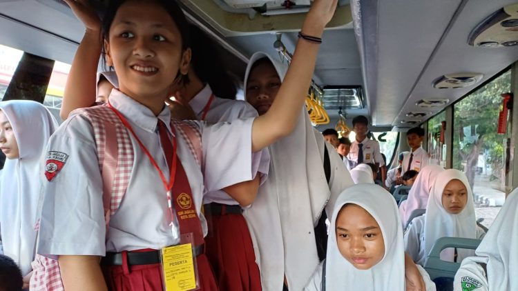 Bus Sekolah Kota Kediri Diserbu Para Pelajar pada Hari Pertama Sekolah